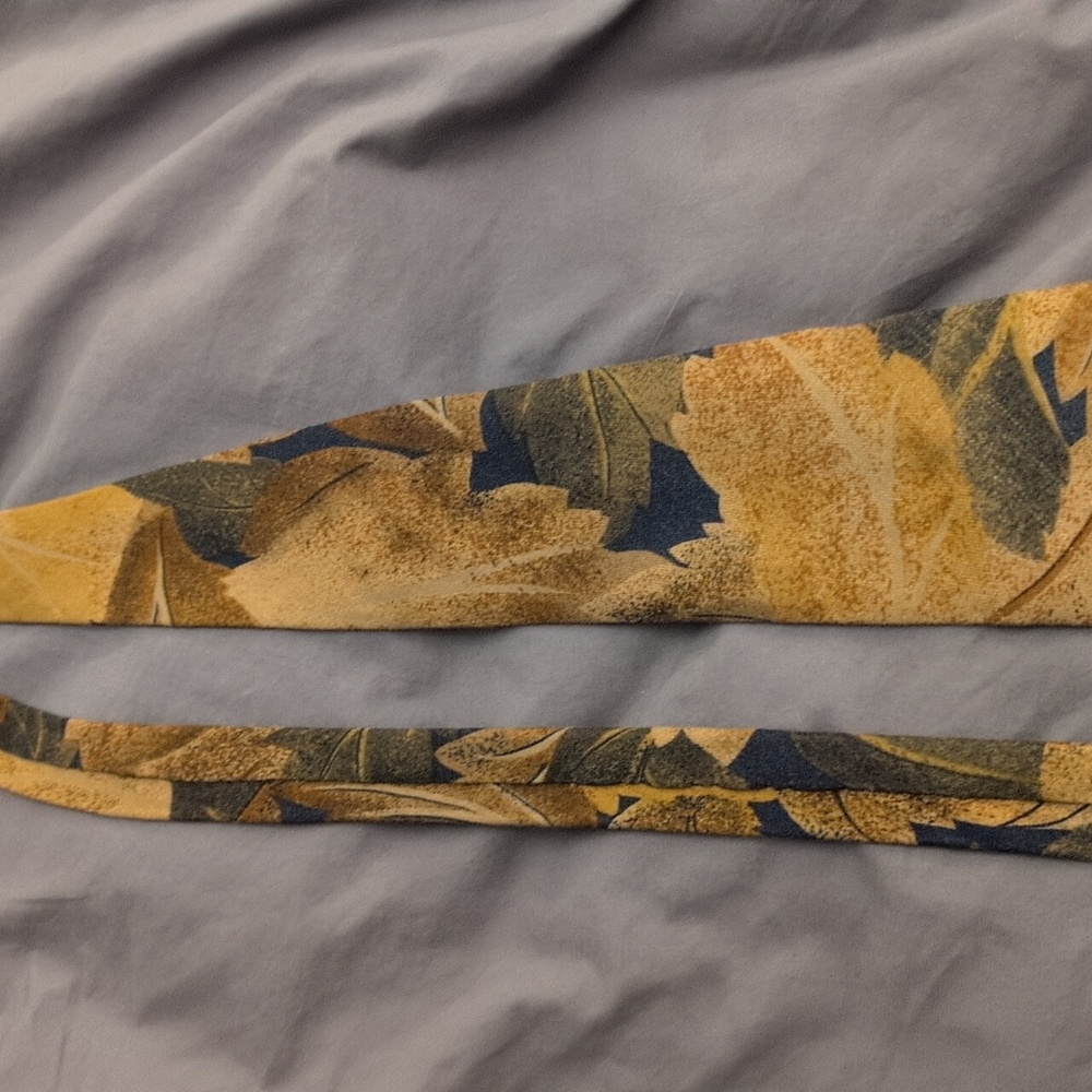 Leaf Patterned Tie - Picture 3 of 6